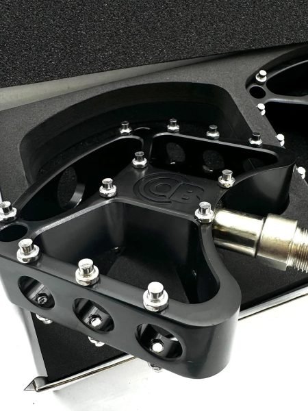 ullseye Bullet Pedals CNC sealed bearings close-up