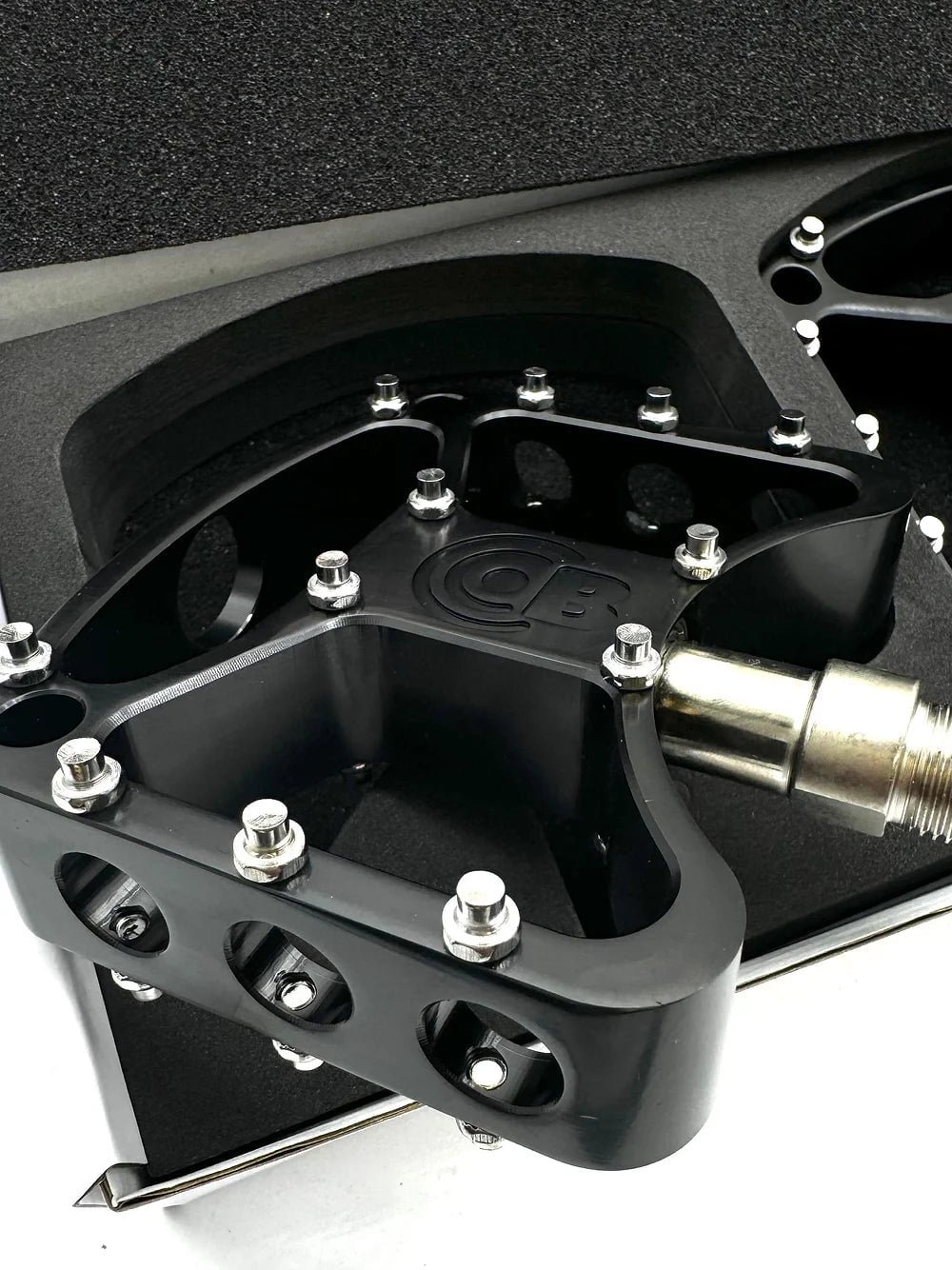 ullseye Bullet Pedals CNC sealed bearings close-up